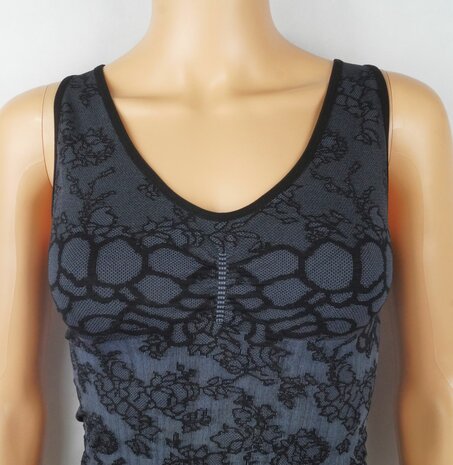 Dames top corrigerend met geboorduurde print J&C Zwart